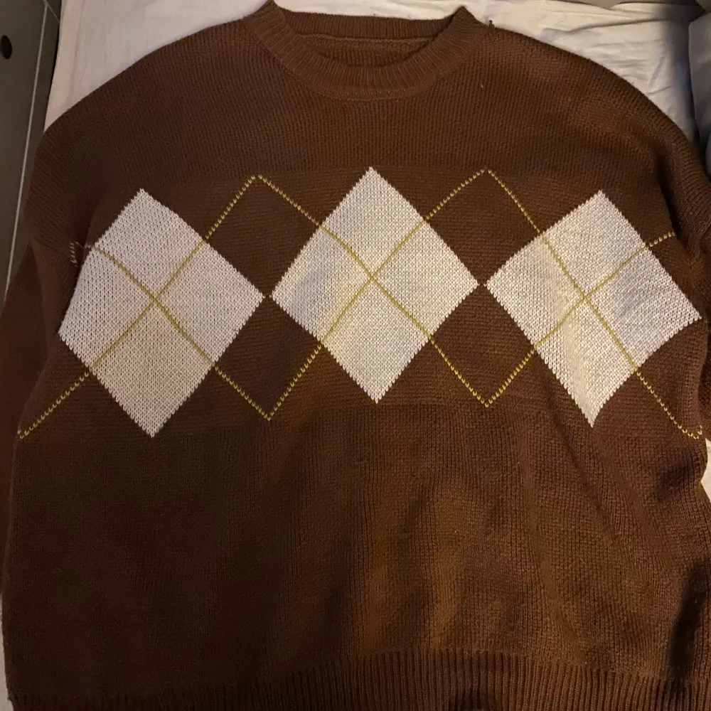 Oversized sweater, älskar denna men behöver lite pengar🖤 den är superfin på, har ingen storlek på sig men skulle säga oversize S så passar även M. Tröjor & Koftor.