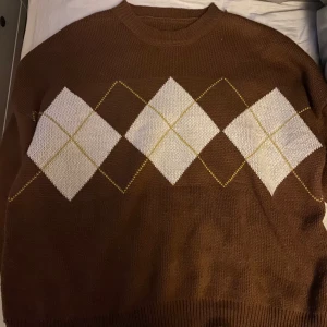 Argyle sweater - Oversized sweater, älskar denna men behöver lite pengar🖤 den är superfin på, har ingen storlek på sig men skulle säga oversize S så passar även M