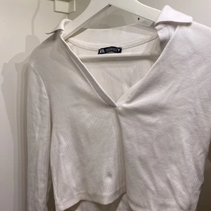 Zara topp - Säljer denna ifrån zara, är lite osäker på om jag ska sälja eller inte men om intresset är stort så blir den nog såld. Den är jätte söt, storleken är m men passar mig perfekt som har s