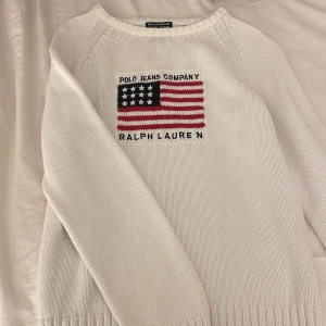 Ralph Louren tröja - Jag säljer min vita stickad Ralph louren tröja som inte  kommer till användning!💕 Den är i väldigt fint skick, som ny! Storlek L men liten i storleken, passar mig som oftast har storlek S💕 Köpte den för 1200 kr! Pris kan diskuteras