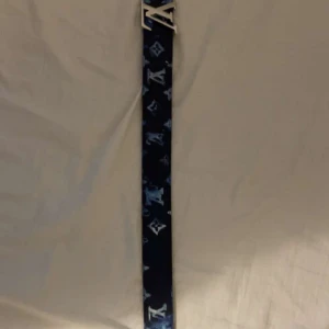 Louis Vuitton belt - Säljer mitt Louis Vuitton bälte som jag har slutat använda. Bra condition. Box och allt innehåll medföljs förutom kvittot! Skriv gärna för frågor eller bättre bilder!