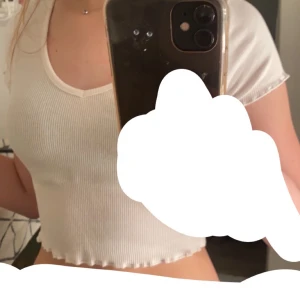 Söt topp - Super söt vit topp från pull & bear❤️ Köpte för 79kr! Väldigt stretchig. Frakt tillkommer 💕