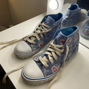 Skor - Otroligt fina skor som är köpta på secondhand. Minns inte hur mycket jag köpte dom för men säljer nu för 150!💙 Hos mig har dom bara stått på hyllan men dom är märkbart använda av den tidigare ägaren.  Köparen står för frakten!📫💘