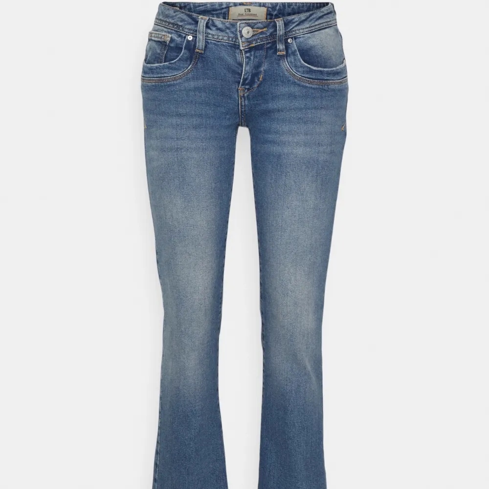 Intressekoll! Jättefina ltb jeans i ljus/mellan blå färg, strl W28 L30 och tyvärr lite för stora på mig! Har använts typ 5 ggr och är i jättebra skick😍. Jeans & Byxor.