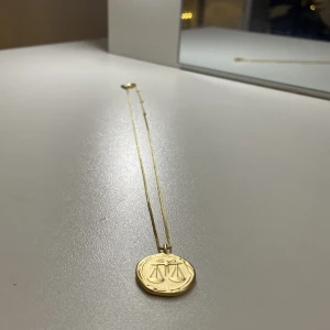 Libra (vågen) halsband - Guldigt halsband från pilgrim. Köpt för 349kr. Säljer för 285kr! Halsbandet är stjärntecknet vågen. Använt max 4 gånger❤️‍🔥 Köparen står för frakten!❣️❤️‍🔥❤️