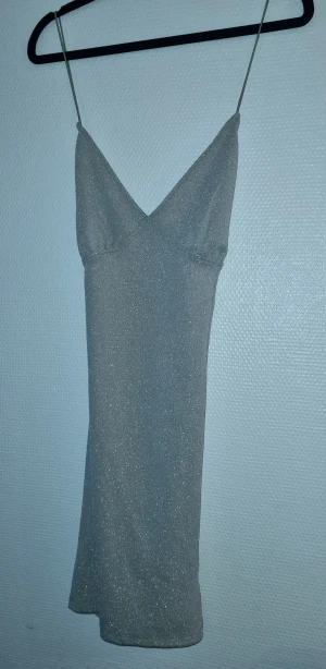 Miniklänning - Klitter och glamour! Festklänning. Korsad rygg.