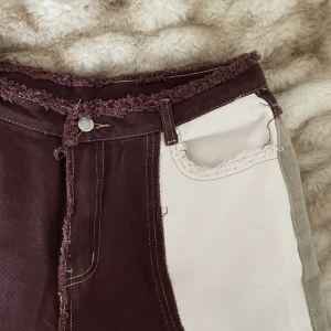 Jeans  - Använda fåtal gånger och har en rak passform. Mycket stretch