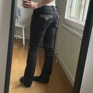 Lågmidjade jeans med fickor - Svarta lågmidjade jeans med paljetter och detaljer på båda fickorna, det står strl 40 men passar en S🫶🏼 midja: 85 cm & innerbenslängd: 80 cm (lägger upp igen pga oseriös köpare) 