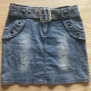 Cool Jeanskjol - Supersnygg kjol som jag säljer för att göra plats i garderoben. Den har inga fläckar, lite stretchigt skönt tyg med en lätt rosa nyans och med justerbarat skärp💕