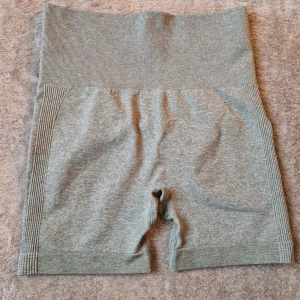 Oanvända Träningsshorts 💚 - Oanvända gröna träningsshorts 💚 storlek S. 