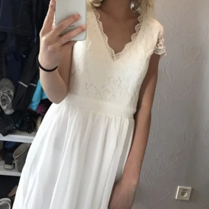 Klänning i spets  - Säljer denna söta spetsklänning som endast är använd vid en skolavslutning 💜 nyskick. Köpt på Nelly och är deras egna märke. Skriv om du önskar fler bilder 🤩