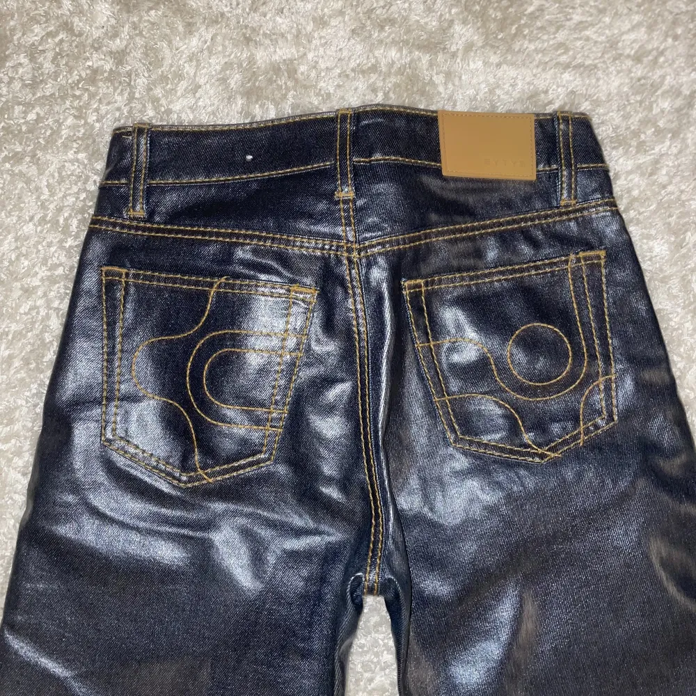 Nu säljer jag dessa fina eytys byxor. De är mörkblå med orange sömar. Ordinarie pris 2100 kr. Använd Max 3 gånger.💕. Jeans & Byxor.