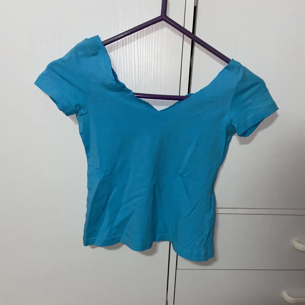 Skit fin blå sommar tröja som inte har vart använd mycket. Den ligger i bra skick och är i storlek Xs. 💖. Toppar.