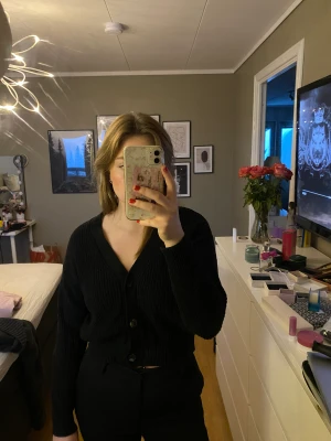 Svart stickad kofta - Söt kofta. Något liten i storleken. Använd fåtal gånger💕