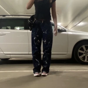 Levis jeans y2k me färg🤍 - Levis jeans! Vet ej vilken model det är, väldigt stora. Köpte dom av en kompis som har customize dom me vit färg🤍 bra kvalitet förutom längst nere, har trampat lite på dom. Kom privat för fler bilder💋
