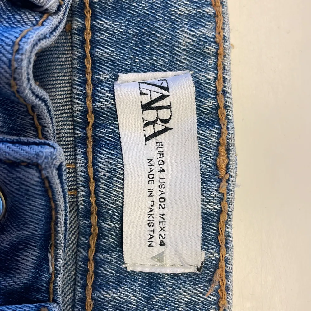 Jeans från Zara med vida ben. Storlek 34, obetydligt använda, i nyskick.. Jeans & Byxor.