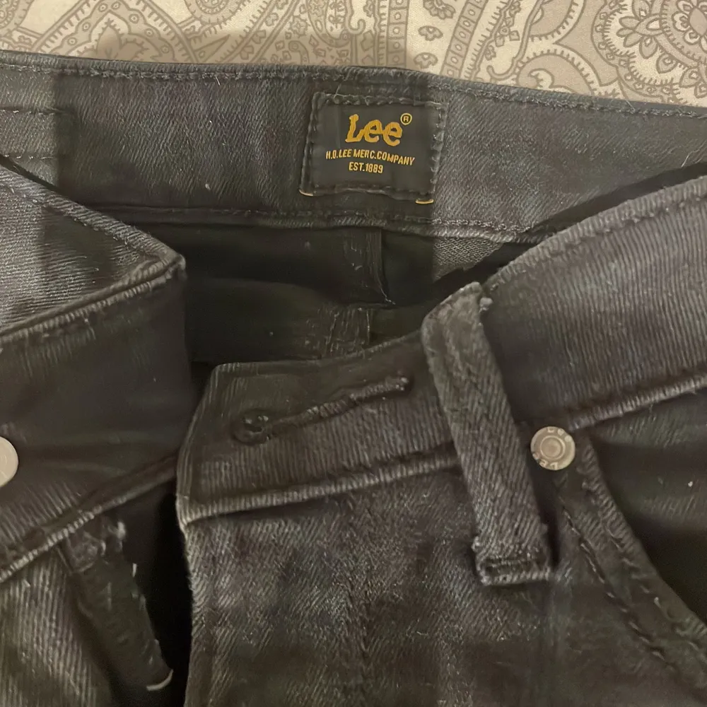 Svarta Lee jeans i bra kvalitet. Storlek small. Stretchiga. . Jeans & Byxor.