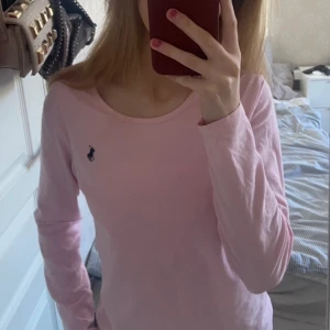 Ljusrosa Ralph lauren  - Säljer denna ljusrosa långärmade tröja ifrån Ralph lauren i storlek xs/s. Skriv ifall de skulle önskas fler bilder💓