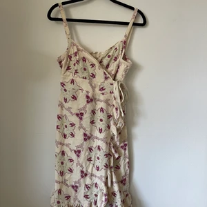 Oddmolly klänning - Sommrig och fin klänning från Oddmolly som går omlott. 