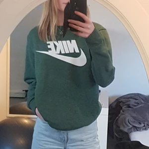 Grön nike tröja - Säljer en mörk grön nike tröja i storlek M men den passar mig som brukar ha xs/s💕
