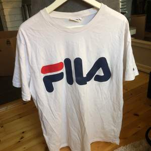 Vit t-shirt från Fila med logga på bröstet!