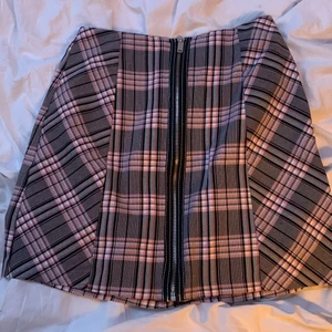 rosa rutig kjol - oanvänd rosa jättefin kjol i 36. 