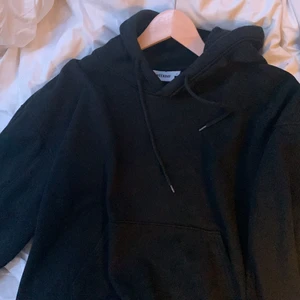 svart weekday hoodie - jättemysig fin svart hoodie från weekday i medium. använd några gånger men fint skick! 