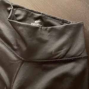 Nike dry fit byxor  - Super fina byxor från Nike med tajt övre del och breda ben nedanför knäna. Är i storlek S och nyskick !! Frakten är antingen 53kr eller 66kr spårbart. Gåva ingår alltid. Köpta för cirka 700 på zalando. 
