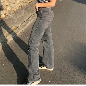 Zara jeans - Säljer dessa svinsnygga knappt använda gråa zara jeans!!💗 storlek 38 och långa i benen. Frakt tillkommer 💖