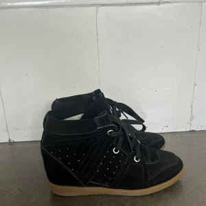 Isabel Marant sneakers  - Wedge-sneakers i modellen Bobby från Isabel Marant. Storlek 39. Endast använda en gång så i mycket fint skick. Priset kan diskuteras vid snabb affär 