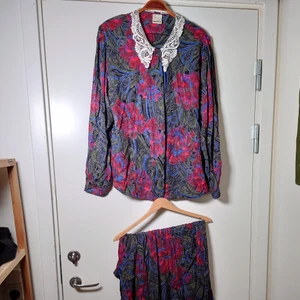 Tvådelat set - Tvådelat vintage-set med en blus och en byxkjol. Spetskrage och vida ben🌱