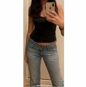 Lågmidjade ljusblå jeans❤️‍🔥 - Säljer mina ljusblåa Lågmidjade jeans som är köpt här på plick. Har även lite bootcut, passar XS-S. 💕💕LÅNADE BILDER