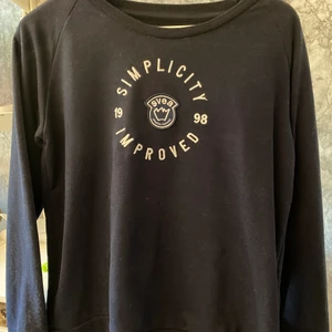 Svea sweatshirt  - Sweatshirt från Svea   Stl 170(xs) dock rätt stor i stl  Köpt för 350kr, säljer för 70kr  Katt finns i hemmet!  Kan hämtas i Norra Åbyggeby (Gävle)eller fraktas emot fraktkostnad på 57kr. Endast swish!