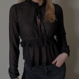 Svart blus - Snygg svart blus från Bikbok med genomskinligt material🖤 