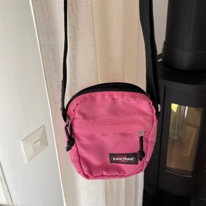 Väska - Jättefin rosa väska. Knappt använd!! Rymlig😊