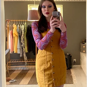 Gul klänning med knappar - Gul klänning med knappar som är köpt för ca 2 år sen men är sparsamt använd. Är för kort för mig som är 175 så skulle säga att den sitter bra på någon som är 165cm. Den har inga slitningar och är väldigt fin nu till sommaren💗  Strl 38 (S/M)