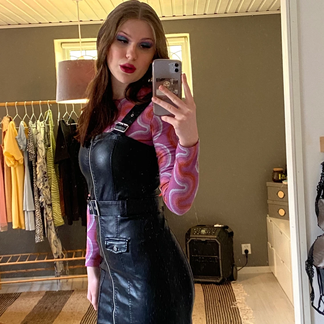 Svart läderklänning