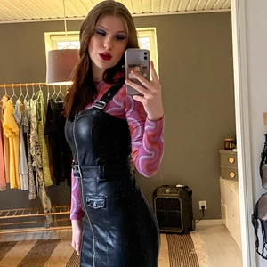 Svart läderklänning  - Klänning med skärp i strl 38 (S/M) som jag köpte på h&m för ca 2 år sen men den har använts Max 5 gng. Tänker att den kan komma till bättre användning hos någon annan💓 den är lite kort för mig som är 175 cm