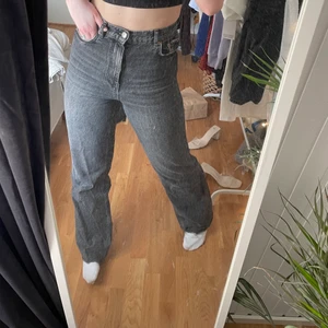 Gråsvarta jeans från Zara - Superfina gråsvarta jeans i full length från Zara! Högmidjade, men kan nog bäras lägre också, sitter dock för tajt på mig som vanligtvis bär M/38-40 i jeans. Jag är 175 och de är långa på mig! Storlek 36. 120kr + frakt🥰