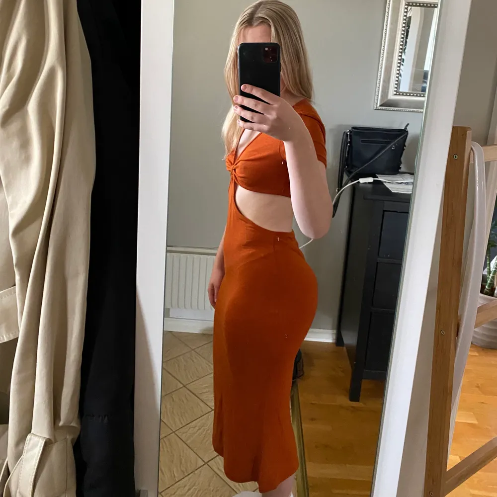 Orange lång klänning med detaljer runt bysten o magen. Tyvärr är den på gränsen till för stor för mig, därav säljer ja den. Jag är 166 cm lång och den är perfekt längd🧡🧡. Klänningar.