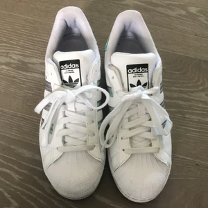 Adidas sneakers, storlek 40 - Säljer mina adidas skor som jag endast använt en gång på ett bröllop. Rena och fina i kanonskick!