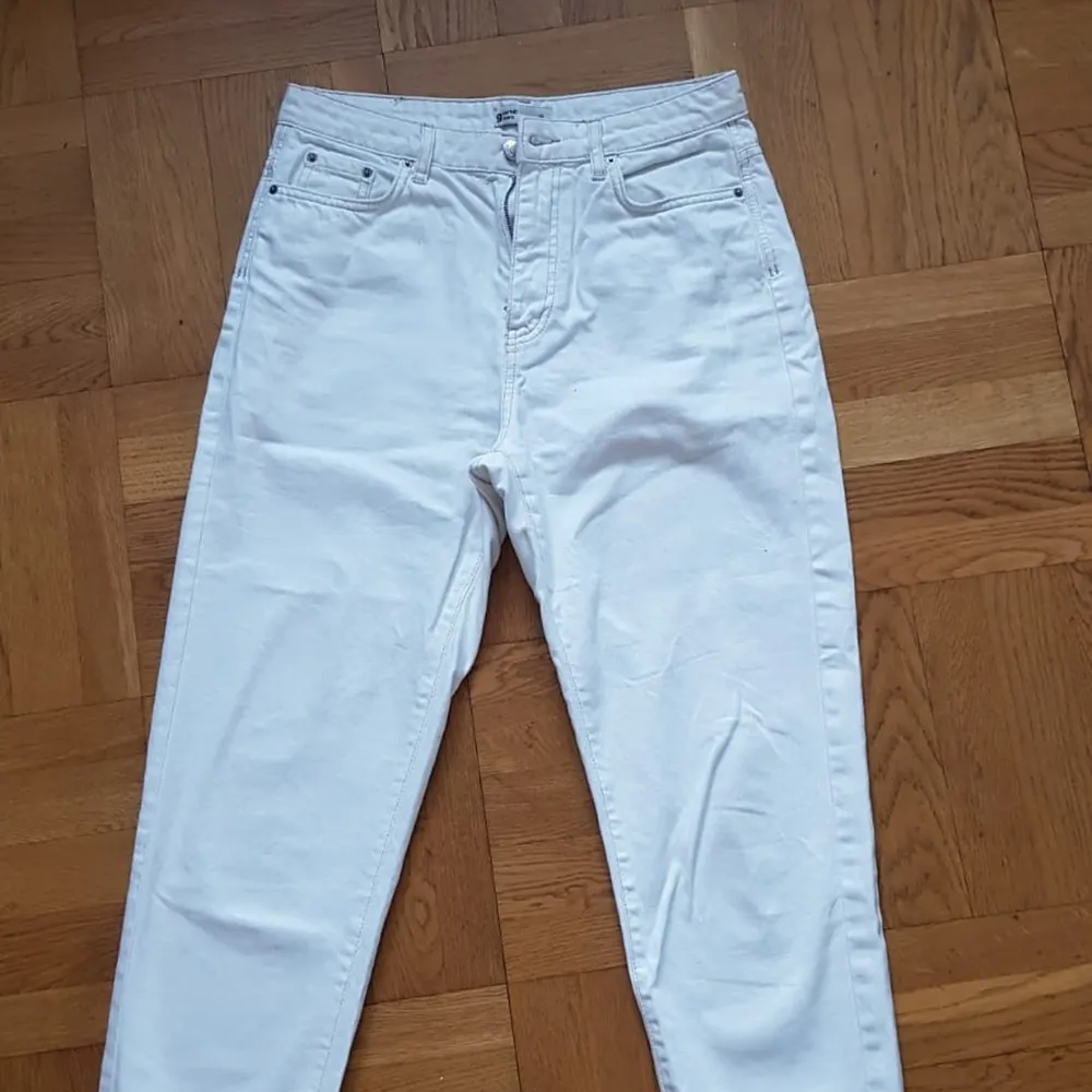 Säljer ett par sr vita jeans som inte passar mig längre då de är för små. De är i storlek 38 och sitter tajt på mig som har storlek 40. . Jeans & Byxor.