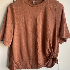 OVERSIZED T SHIRT - Oversized tshirt med knyte vid sidan. Rostfärgad, längre ärmar, väldigt bra skick.