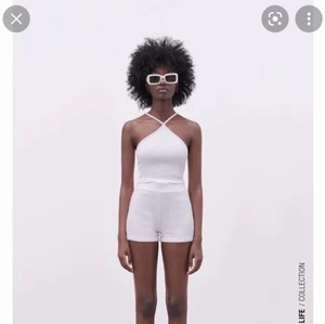 Zara linne - Vitt linne med korsning över bröstet från Zara. Nyskick!❣️