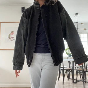 cool jacka - Så cool varsity jacka köpt second hand i London! Armarna är i skinn och jackan i ull!💕 oklar storlek men jag är en xs/s som referens! RENSAR, vid snabba affär kan priset diskuteras!