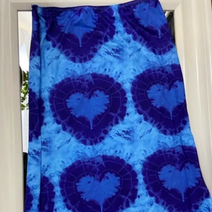 Lång kjol med hjärtmönster💙 - En lång kjol med hjärtmönster💙Den är storlek M men skulle nog säga mer S i passform. Den är i lite ”bikini” material och är rätt tunt tyg men inte ”see through” 