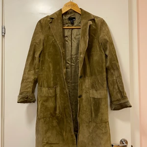 Mockakappa strl 36 - En jättefin mockakappa i en grönbrun färg. Riktigt clean och classy. Den är lite för lång för min smak, och jag är 160 cm.