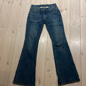 Brandy Melville byxor  - Säljer mina brandy Melville byxor original pris är 400kr nästan aldrig använda  dem är tyvär för stora för mig super fin bootcut modell! Dem är onesized i brandys storlek 💓
