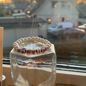 Pärlarmband  - Ett fint pärlarmband där det står Ukraina på🦋🌙tyvärr har vissa bokstäver hamnat upp och ner men det gör inte så mycket✨ ska göra fler sådna som jag kommer sälja! Men hör gärna av er för att köpa! Tänk på att pengarna går till något bra💕