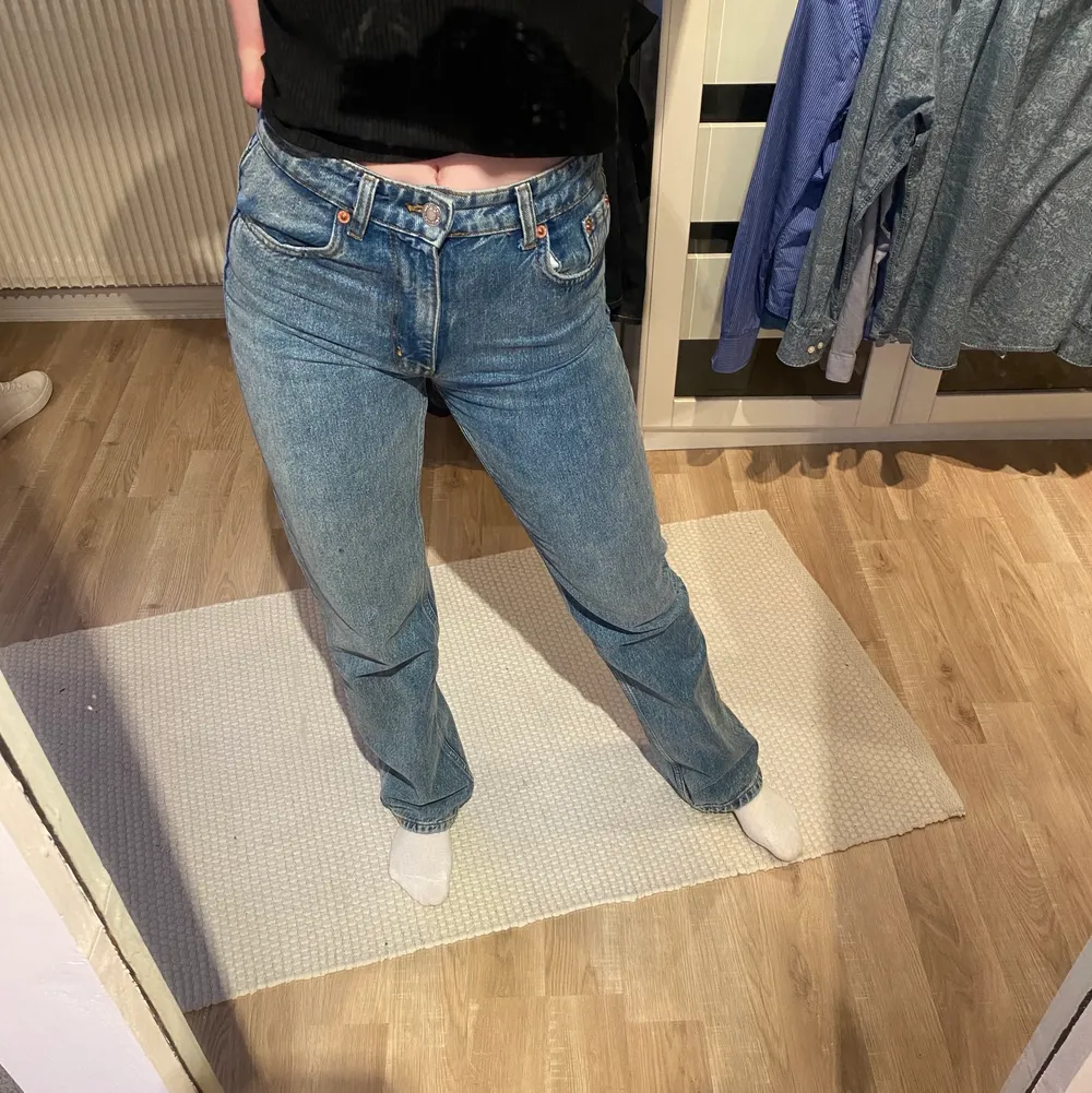 Mid waist jeans från zara. Nypris 199kr, säljer för 150kr. Storlek 34, jag är 165 och dom passar i längden. . Jeans & Byxor.